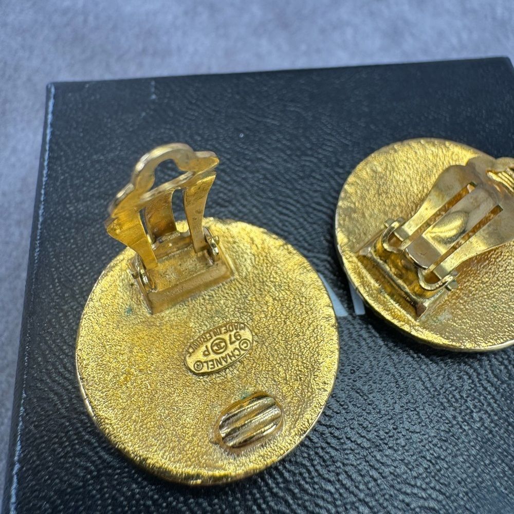CHANEL Round CC Logo Earrings Clip-on Gold Plated Metal Vintage 97P Authentic - Picture 9 of 12
